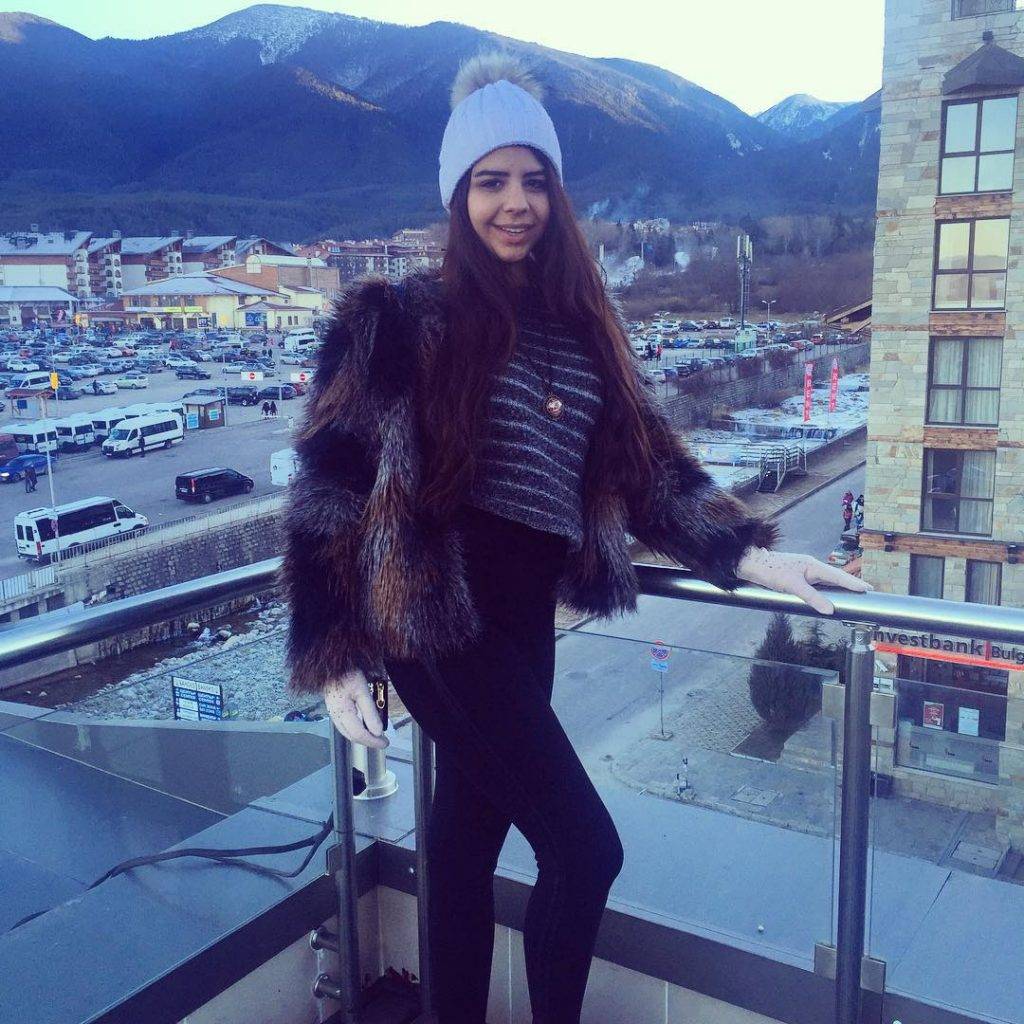 Greetings from @bansko ❤️ Happy New Year! ⭐️#bansko #winter #instamood #instadaily #positive #happy #mauntain #ski #skiing #snow #fashion #bulgaria #bulgarian #terrace #love #instagramers #like4like #like #beautiful #view #nature #inspiring #hat #beannie #accessories #hm #travel #explore #trip #discover